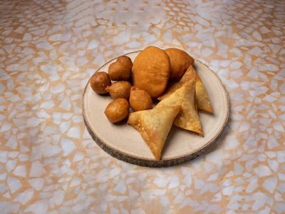 طبق مقبلات — سمبوسة ومعجنات