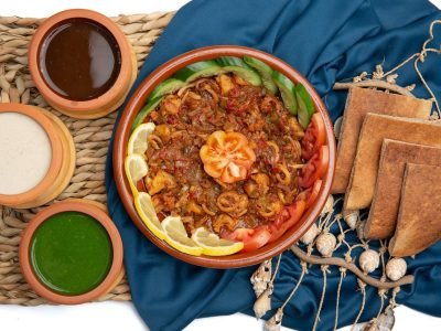طاجن كلماري وجمبري البصلي مع الخبز والصلصات
