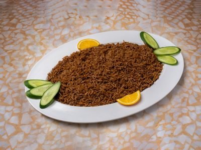رز صيادية على طبق مع الخيار والليمون