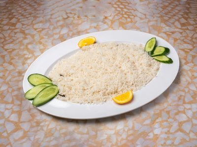 رز أبيض على طبق مع الخيار والليمون