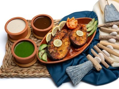 طبق سلمون البصلي على صينية فخارية مع الصلصات