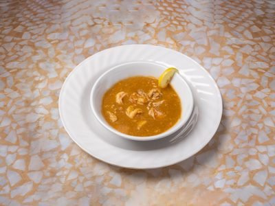 شوربة مأكولات بحرية في طبق أبيض