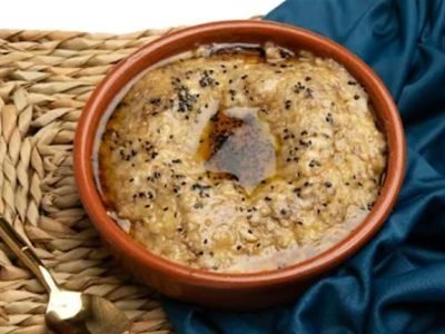 مرسى البصلي في وعاء فخاري على حصيرة خوص